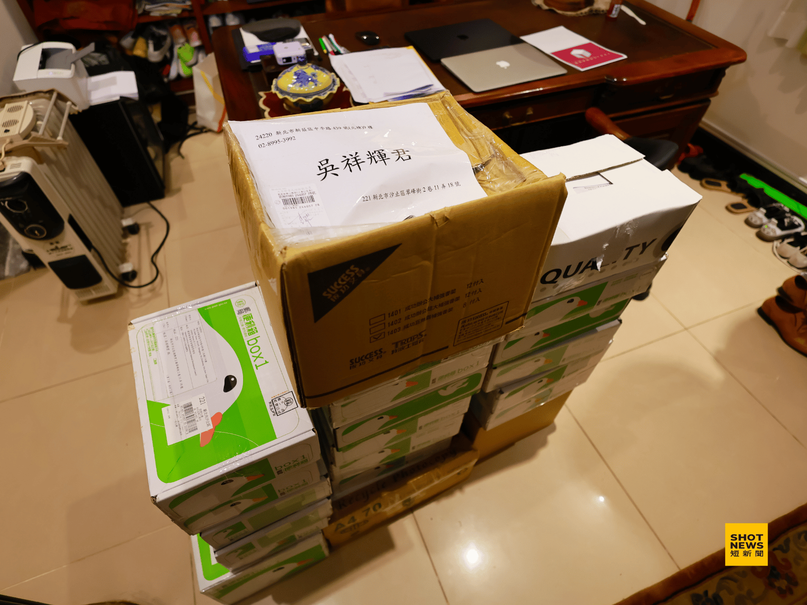 吳祥輝的相關監控資料，多達21箱。(劉祐龍攝影)