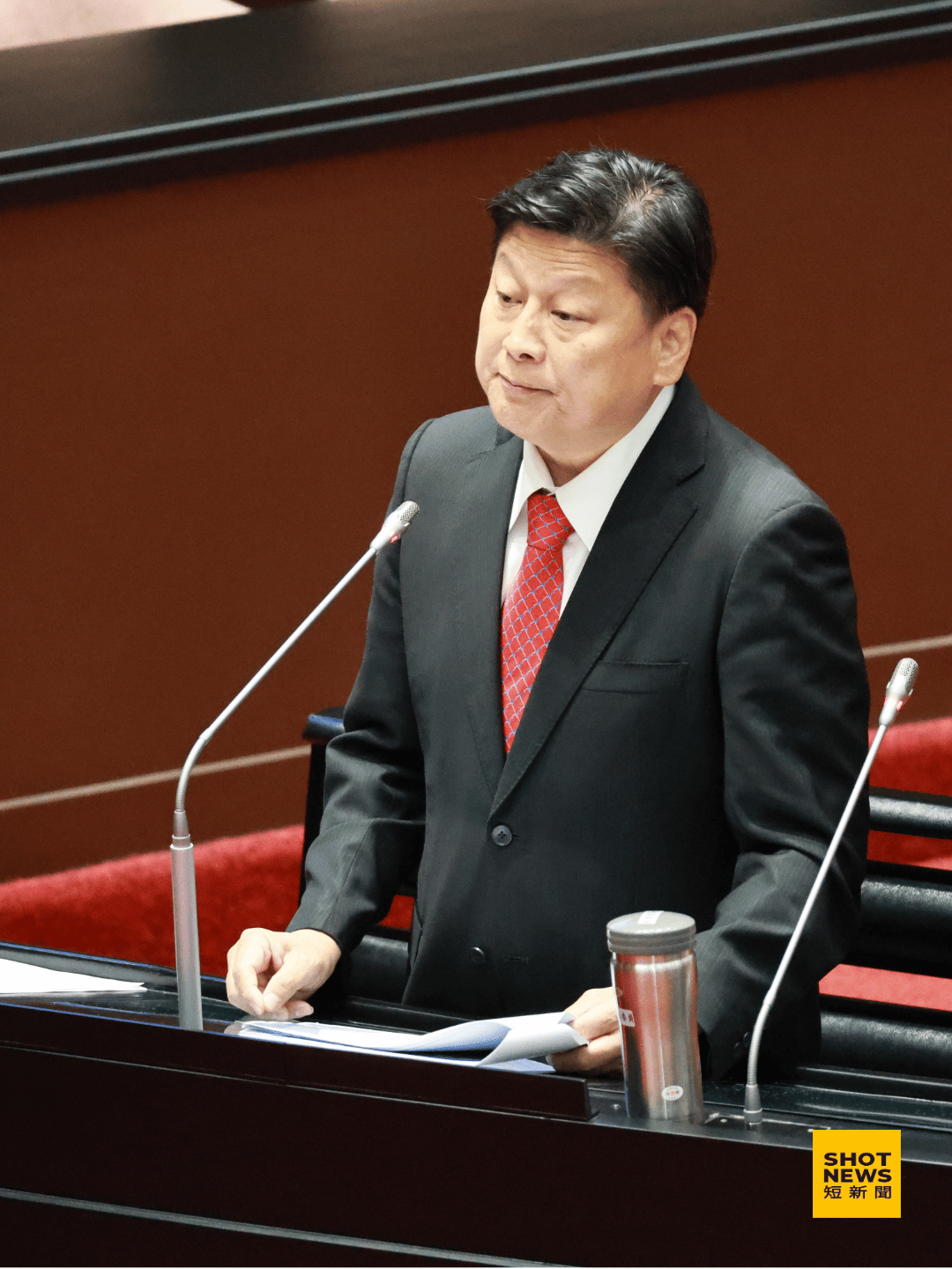 立法委員傅崐萁於議場質詢。(劉祐龍攝影)