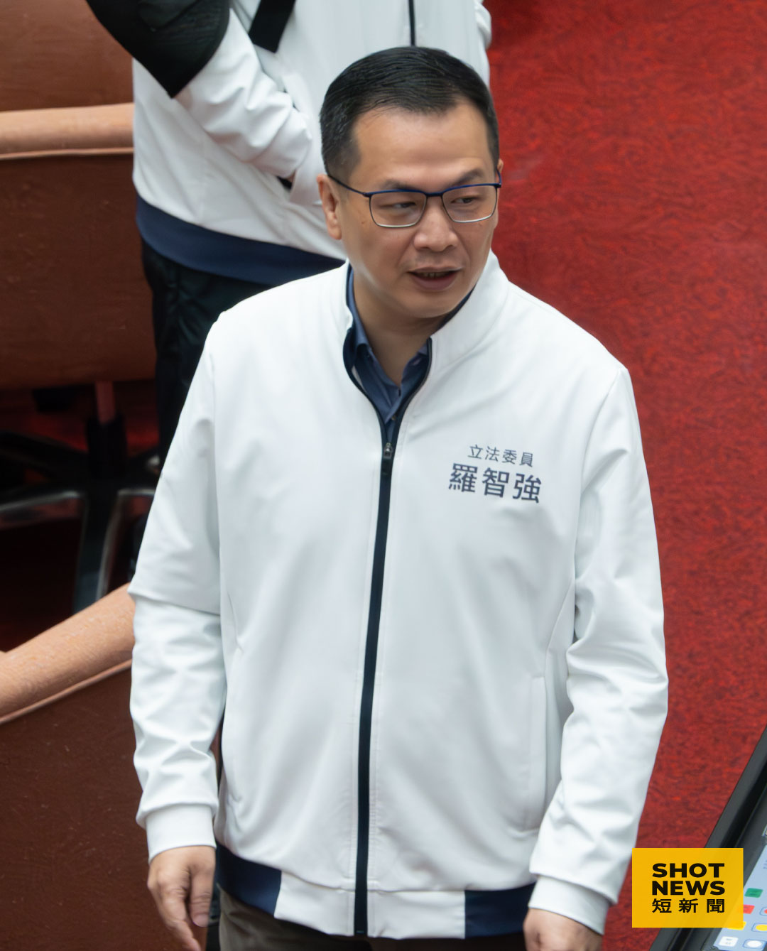 羅智強嗆罷免川普面對新關稅政策 遭網友怒嗆政治小丑憑什麼當立委