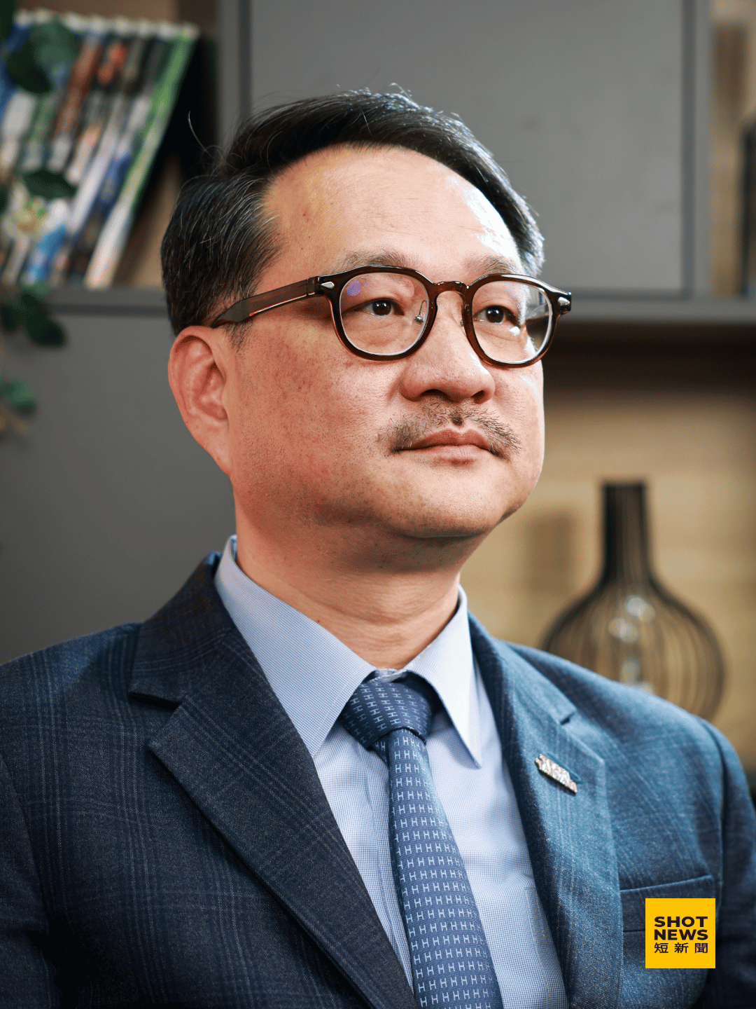 談到總預算案仍卡關，阮昭雄面色凝重表示這實在讓人覺得匪夷所思、很離譜，簡直像荒謬劇。(劉祐龍攝影)