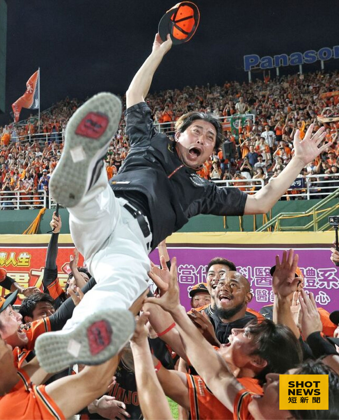 統一獅上半季封王，總教練林岳平被球員拋起慶祝。（圖：統一獅提供）