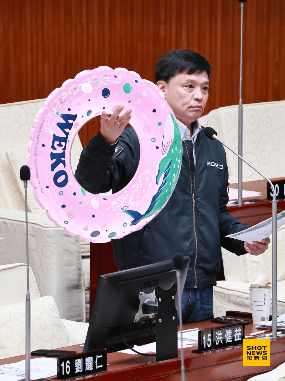 洪健益送蔣萬安泳圈 酸不要當咕嚕咕嚕市長