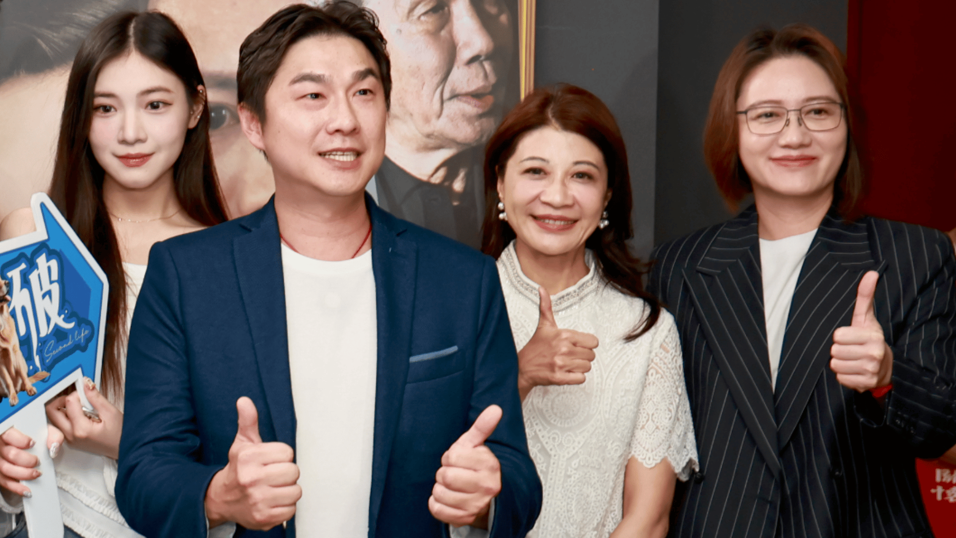 台北市議員參選人康家瑋（左二）批評，蔣市府實在本末倒置。