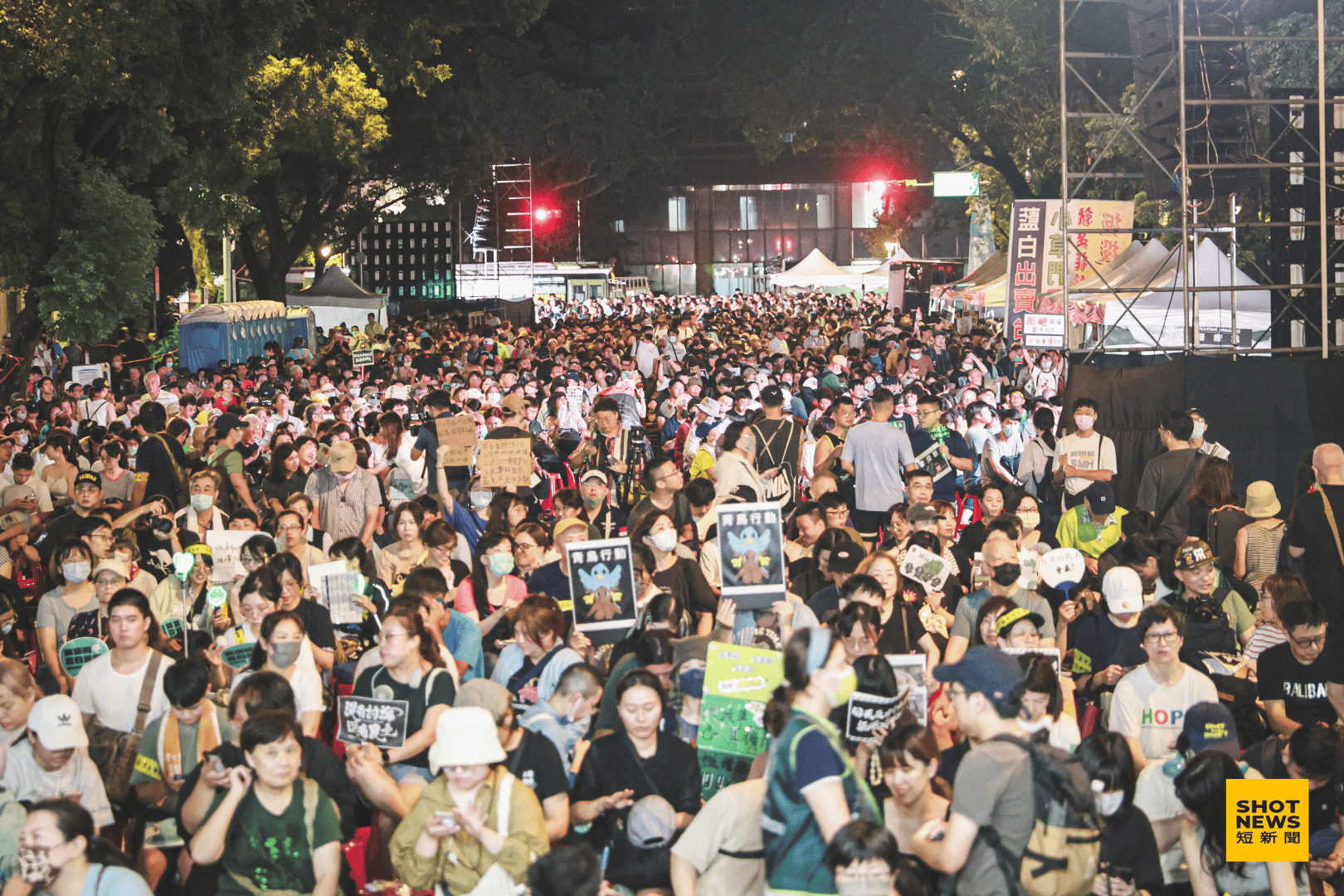 昨日晚間立院周邊，青鳥行動聚集人數超過3萬人。(劉祐龍攝影)