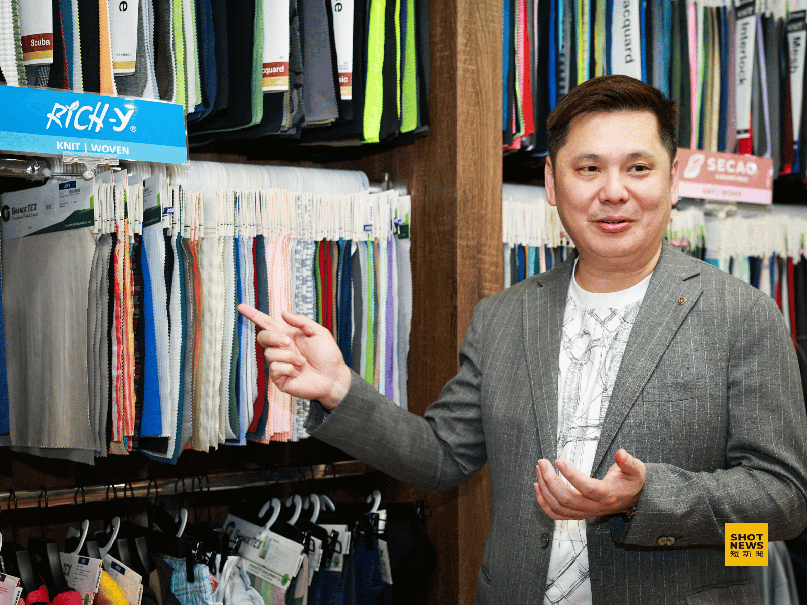 張寺榮用心介紹公司的第一代主力產品「Rich」布料。有抗菌、抗紫外線、除臭、涼感等豐富功能。