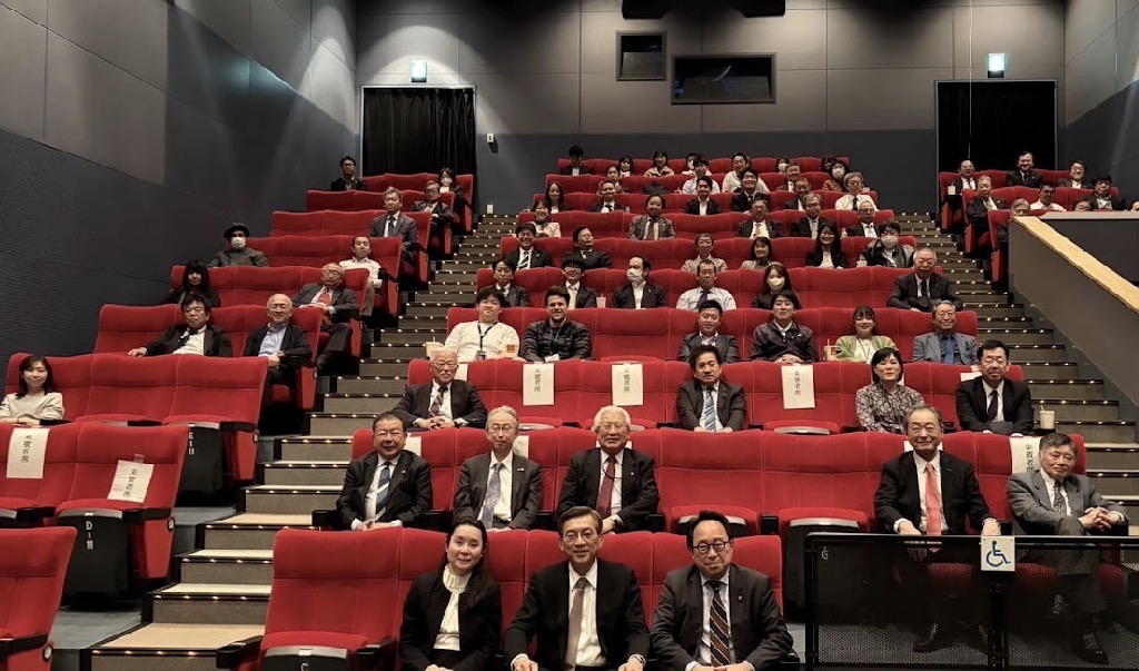 周學佑公使(中)偕夫人(左)及曾鈐龍主任(右)出席「造山者-世紀的賭注」秋田場上映。（駐日代表處台灣文化中心提供）