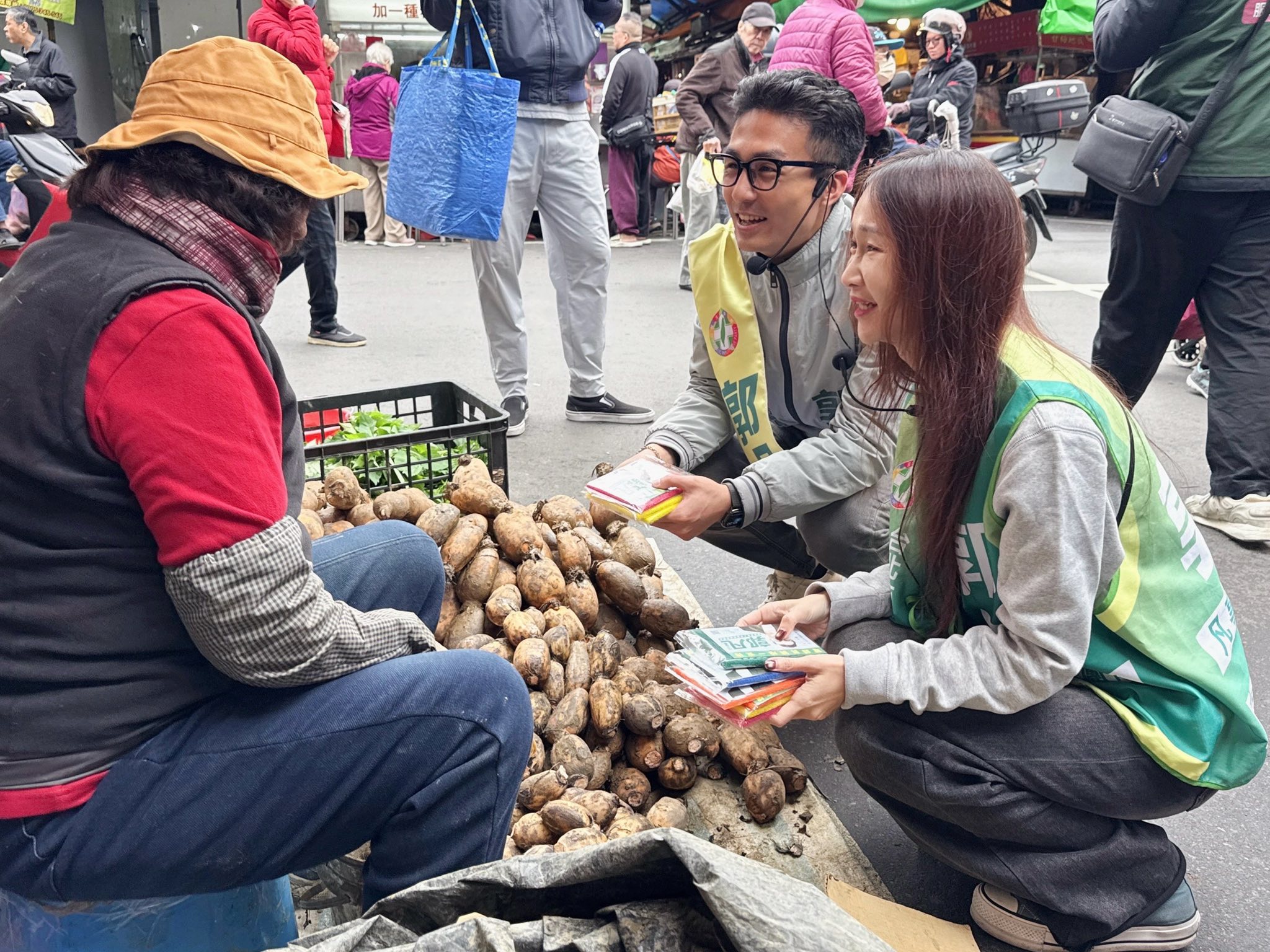 北市選戰升溫 郭凡攜黃瓊慧掃街拼初選