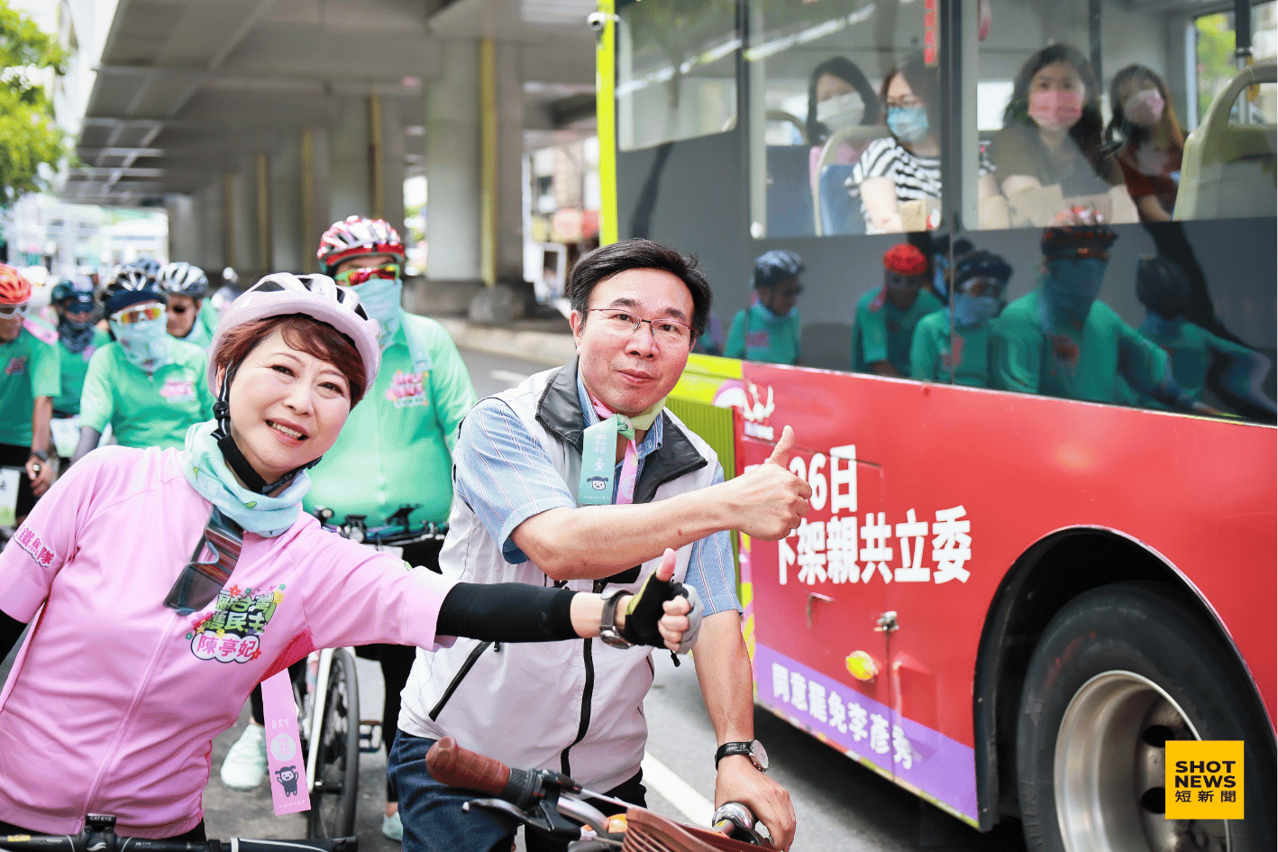 立委陳亭妃與民進黨台北市黨部主委張茂楠，一起在北市進行罷免騎宣活動，巧遇支持罷免的公車廣告。(劉祐龍攝影)