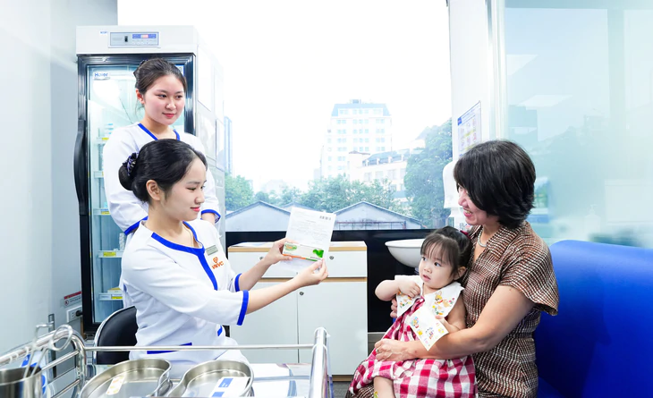 家長帶幼童至VNVC中心,接受專業諮詢並接種腸病毒疫苗。(圖:Anh Tuấn)