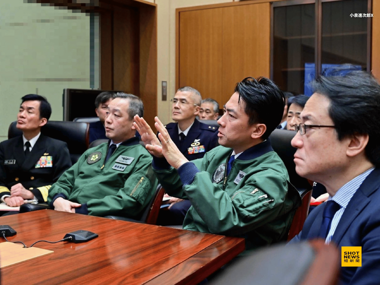 小泉進次郎主持防衛省會議。(小泉進次郎X)