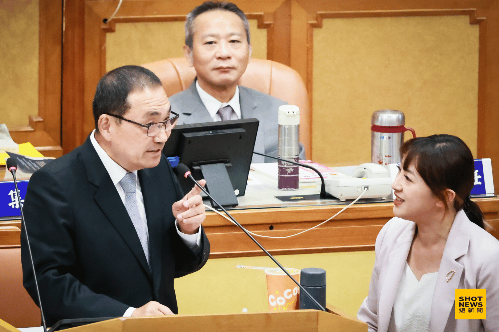 陳乃瑜贈送象徵平安的蔬果汁給新北市長侯友宜。(劉祐龍攝影)
