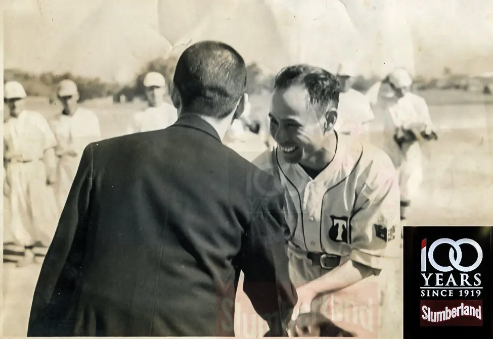 1951年訪菲臺灣棒球隊在臺中水源地棒球場，隊長薛永順代表球隊授禮。照片中薛永順左手臂章繡有「台灣」兩字，胸口繡有T字。(網路資料）