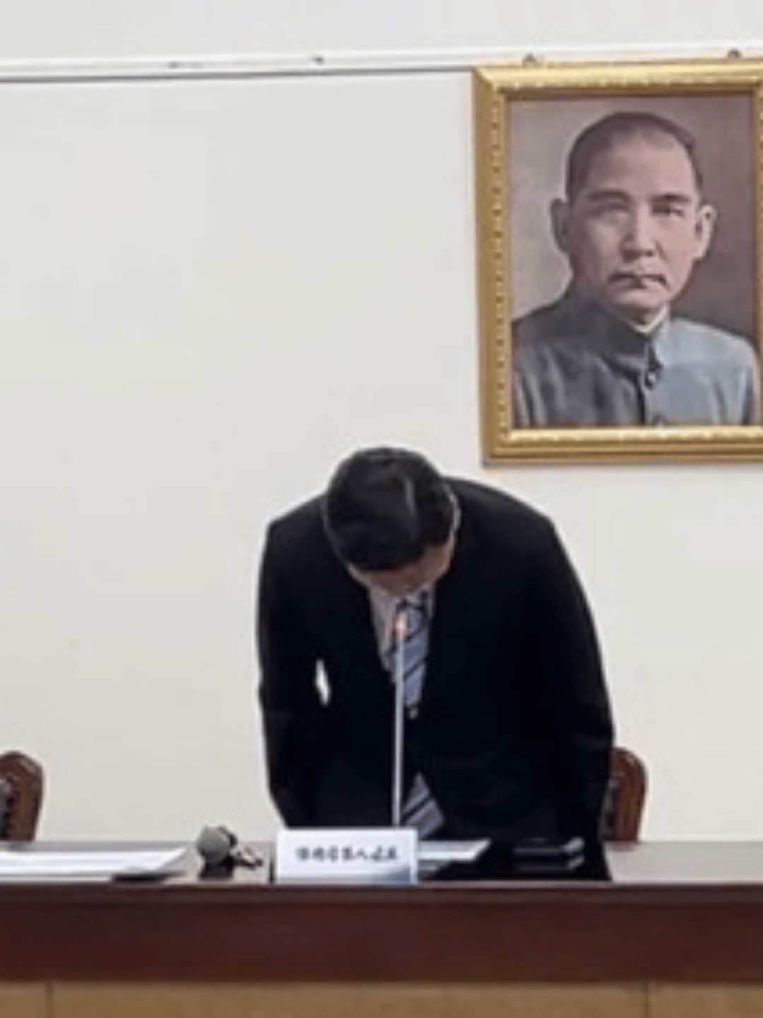 刪預算波及月餅 傅崐萁認錯鞠躬道歉