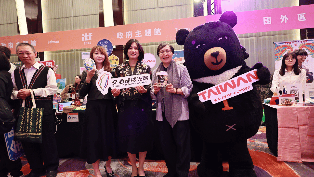 台灣觀光協會會長簡余晏（左）、交通部觀光署署長陳玉秀（中）、ITF籌備委員會主任委員葉菊蘭（右）。（劉祐龍攝影）