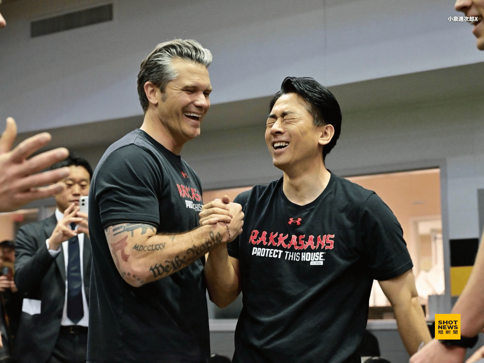 美國國防部長赫格賽斯與日本防衛大臣小泉進次郎，進行體能比拚，雙方展現硬派的軍事外交作風。(小泉進次郎X)