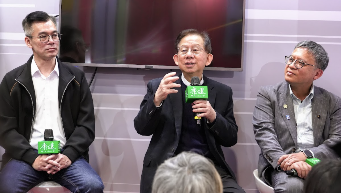 《外泌體時代》彙集了產學界重磅專家的第一手觀察。圖為，台灣胞外體學會創會理事長沈湯龍、福又達生技創辦人陳燦堅、前宜蘭大學特聘教授郭村勇。