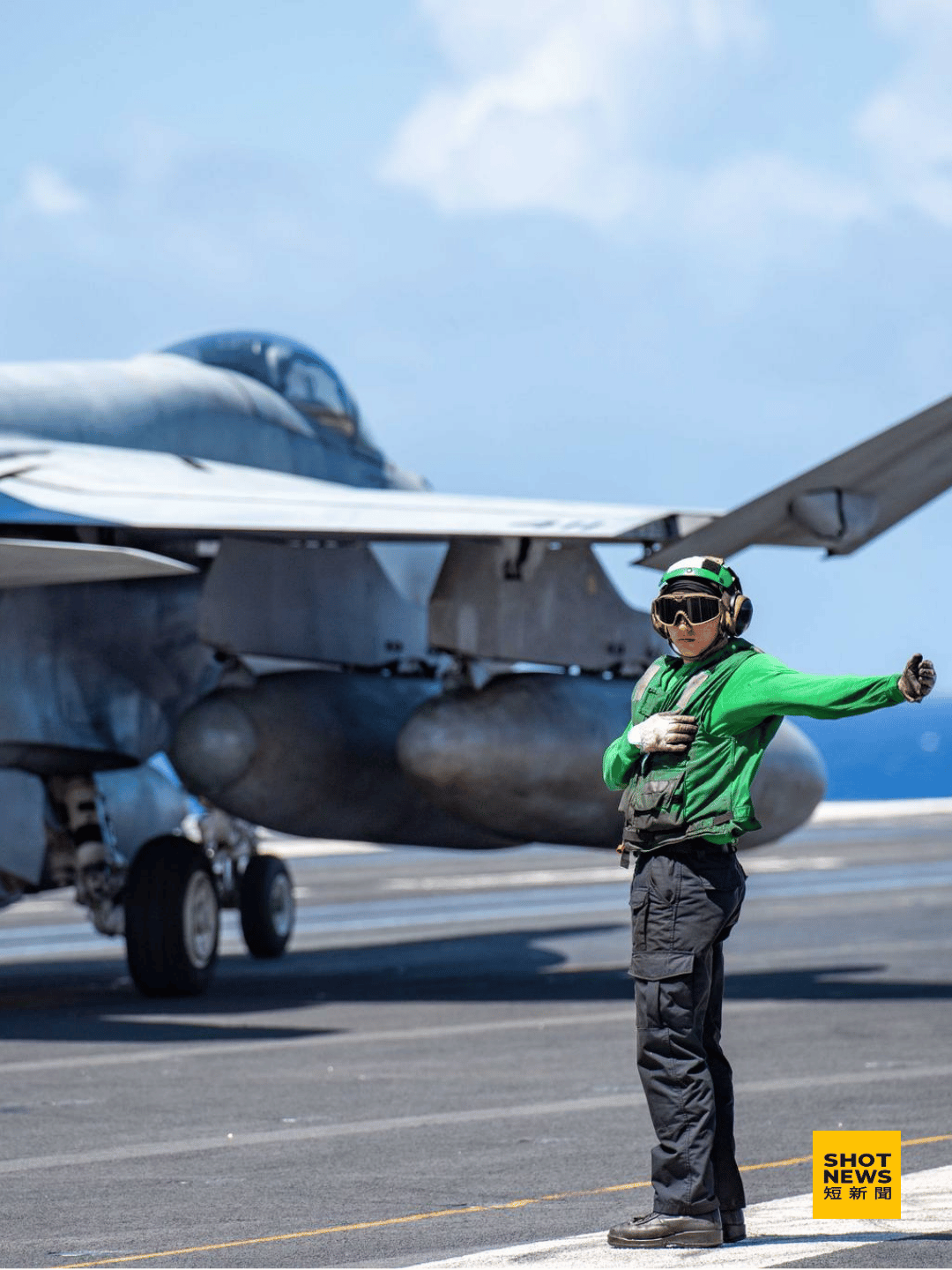 美國海軍F-18戰機於航母甲板準備起飛。（圖：美國海軍臉書）