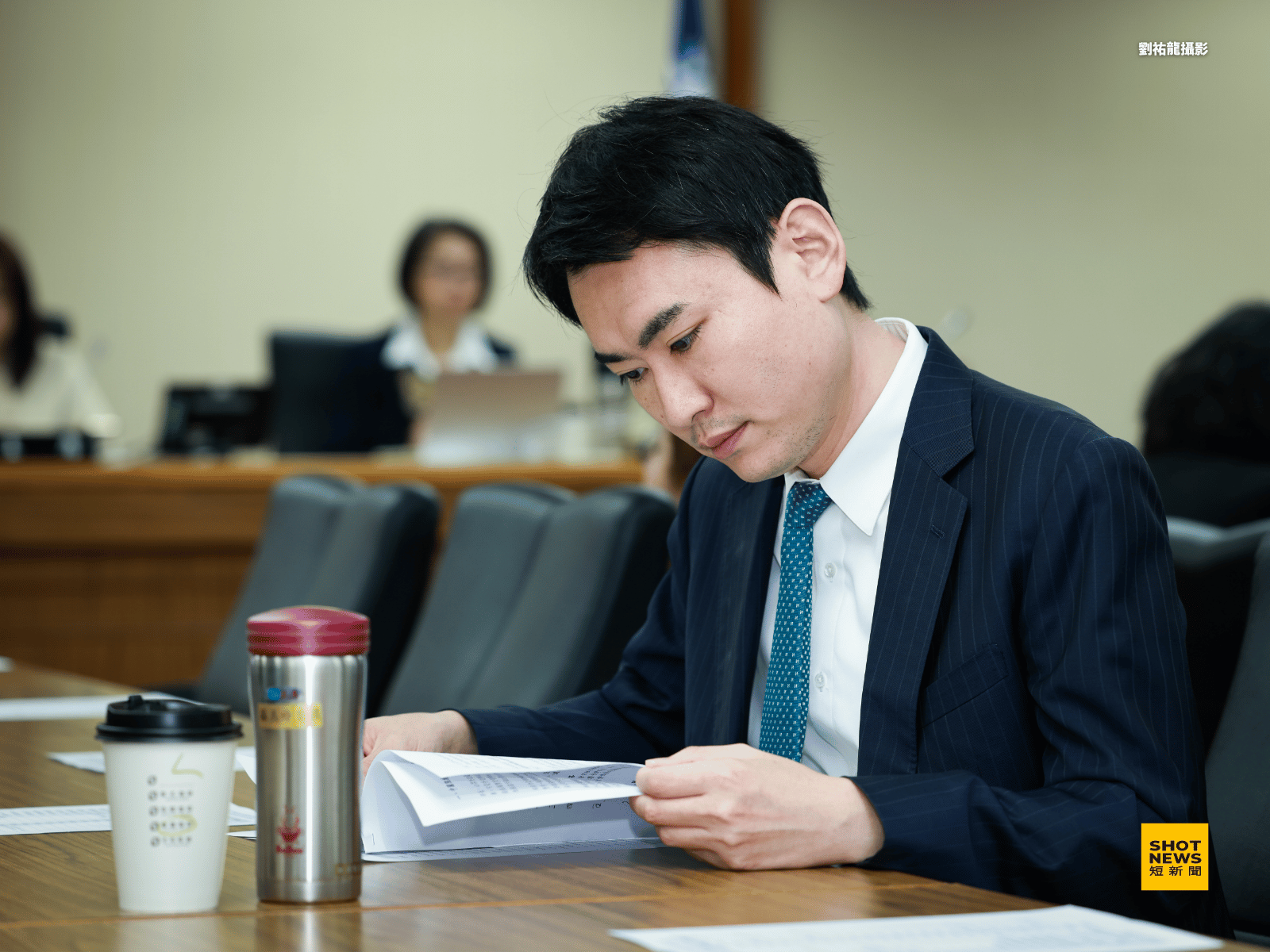 陳冠廷說,自己每一天,過得都像禮拜一一樣緊繃。 週一到週五在台北立法院開會,開完會就趕回嘉義;地方行程跑完,再搭車北上。