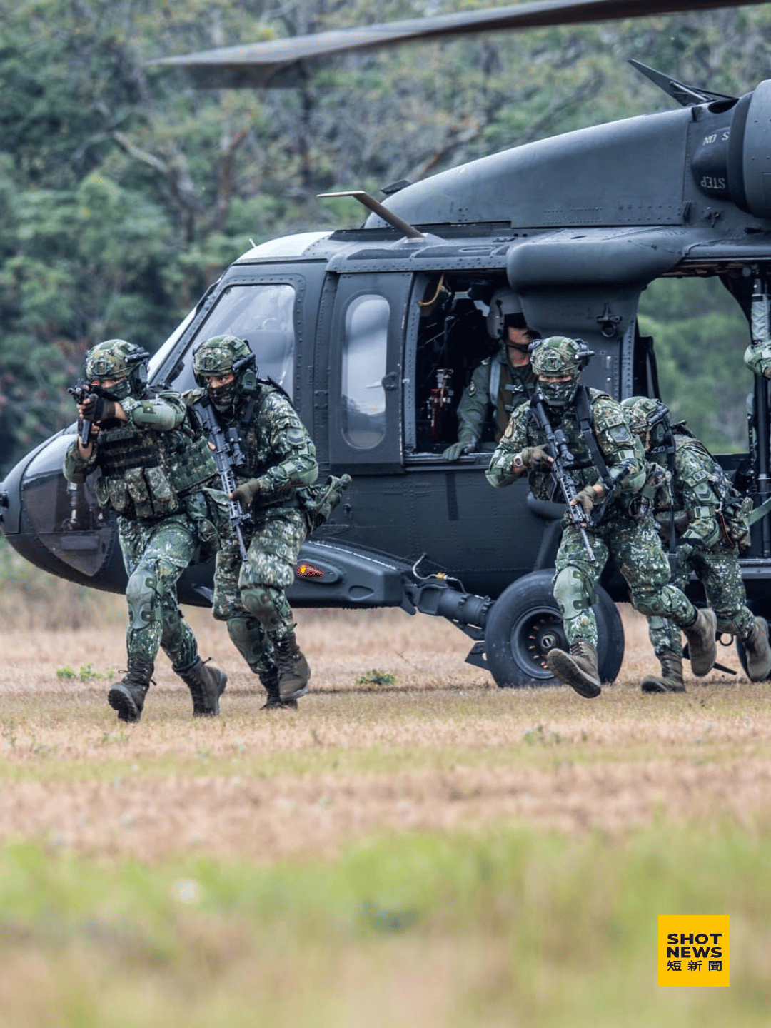 國軍特戰小組成員進行機降操練。(國防部發言人)