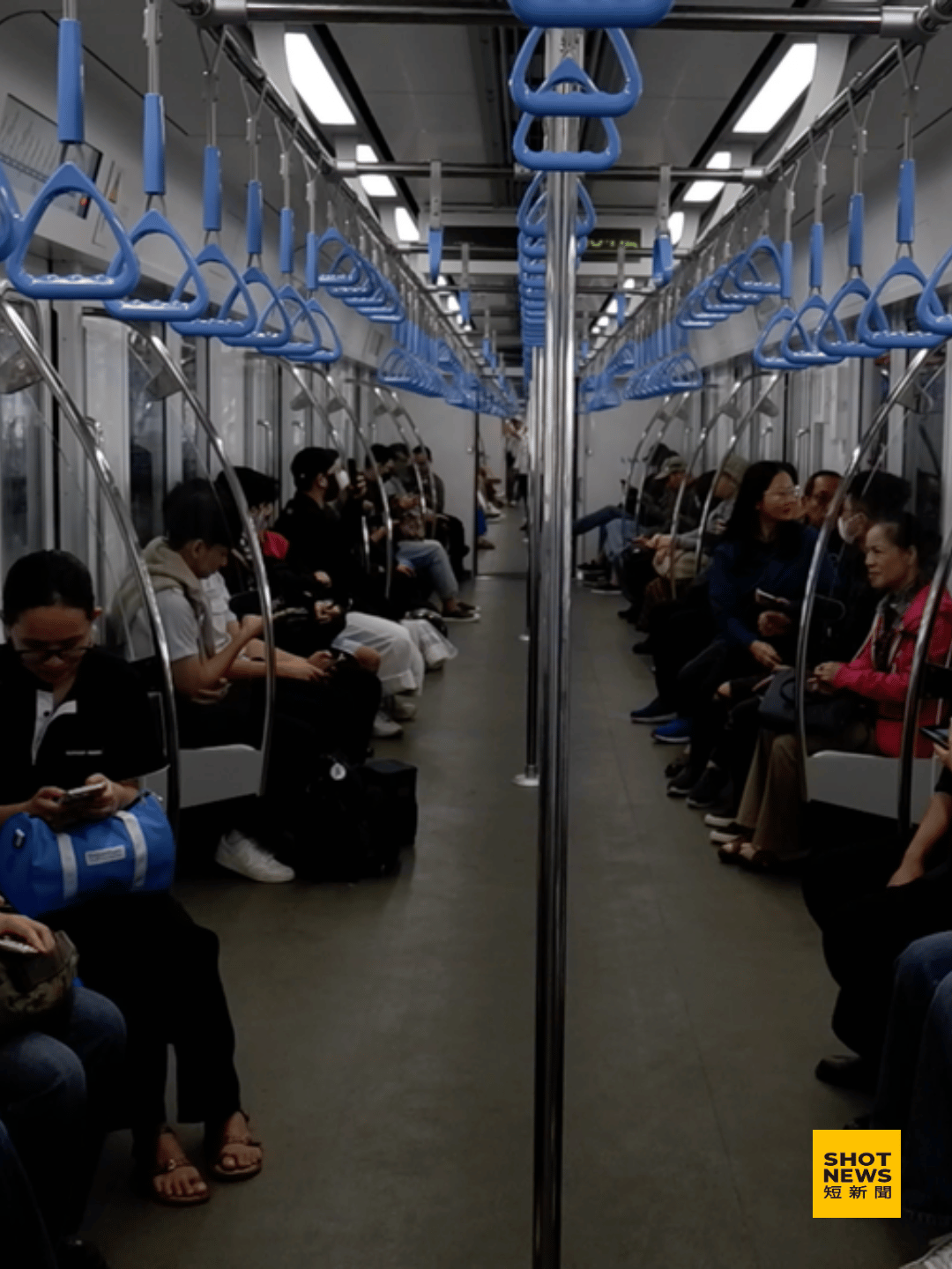 越南胡志明市地鐵1號線營運第二日，列車運行順利。