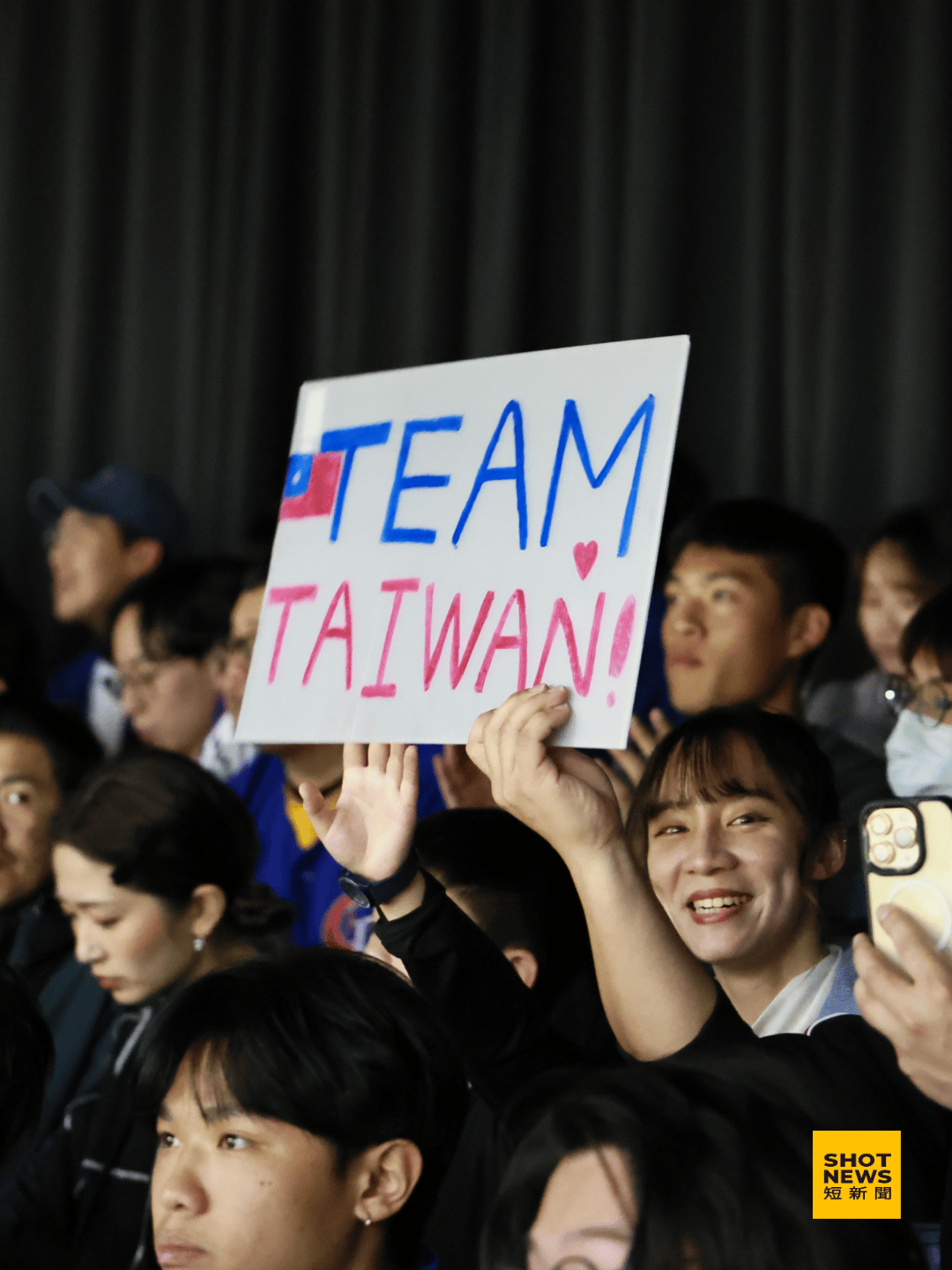 台灣球迷自製「Team Taiwan」手版，為台灣隊應援加油。(劉祐龍攝影)