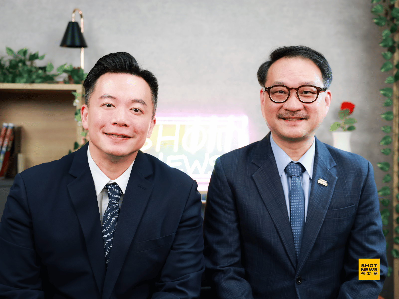 《短新聞》總編輯沈志霖(左)訪問行政院副秘書長阮昭雄(右)。(劉祐龍攝影)