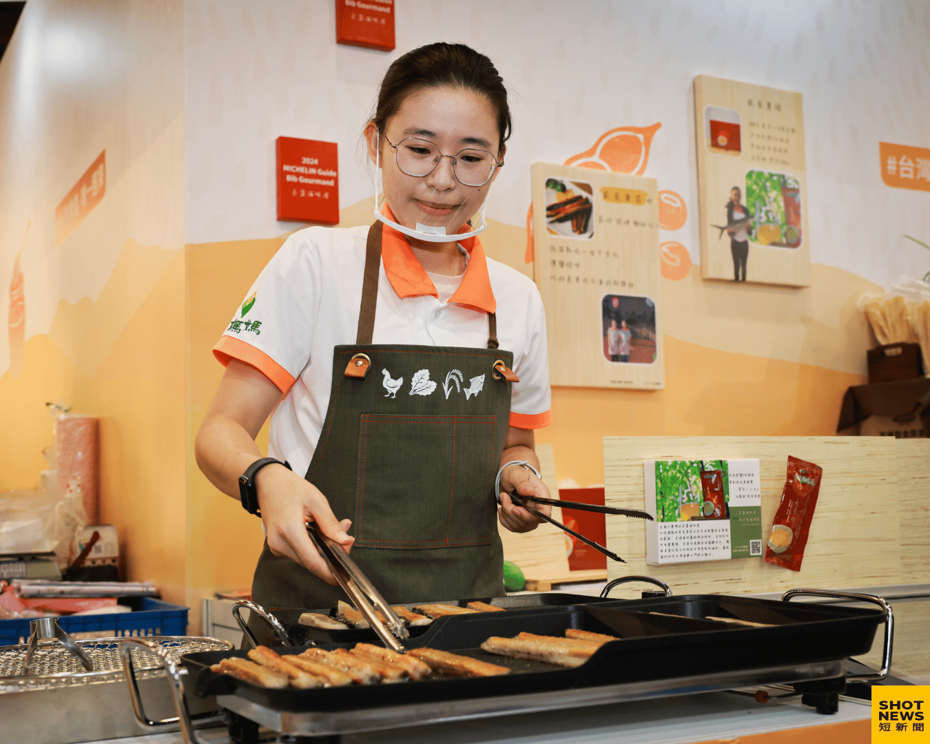 「長盈海味屋」第四代養魚人謝佳歆在展場現煎虱目魚菲力。(劉祐龍攝影)