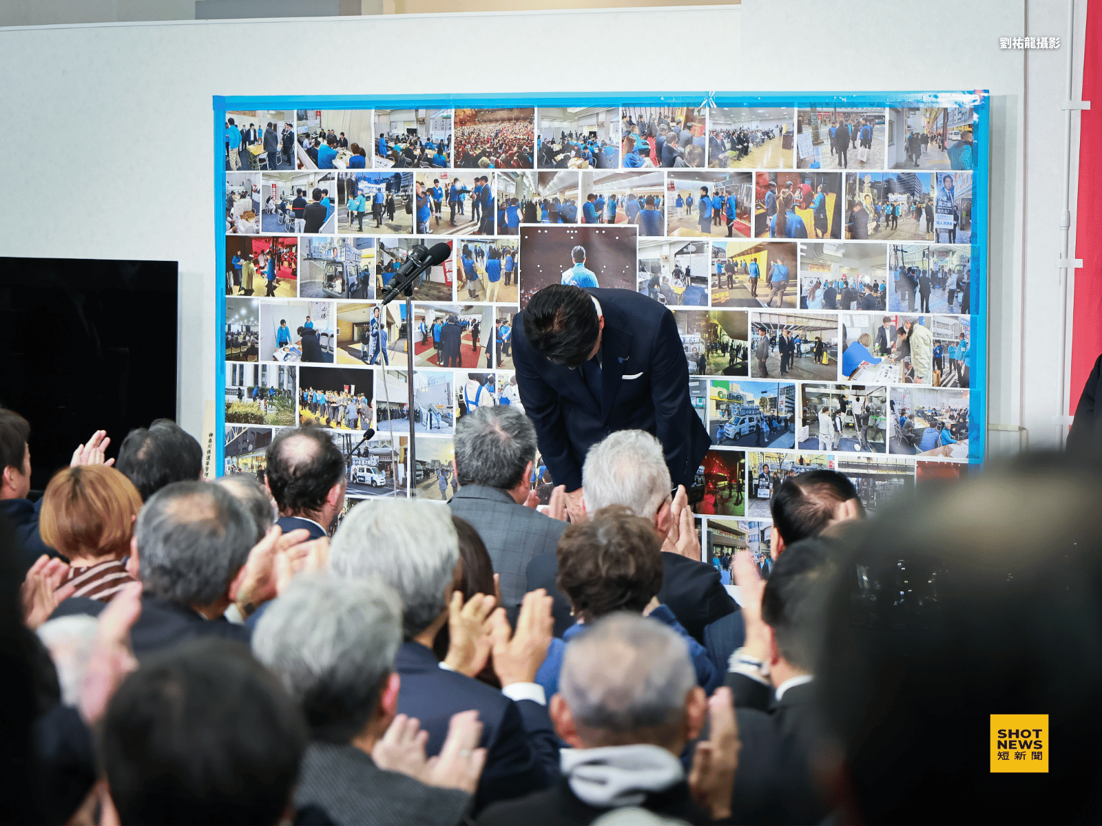 小泉進次郎得知當選後,上台演講前數度向競選團隊成員鞠躬感謝,更得到團隊夥伴的鼓掌致意。(劉祐龍攝影)