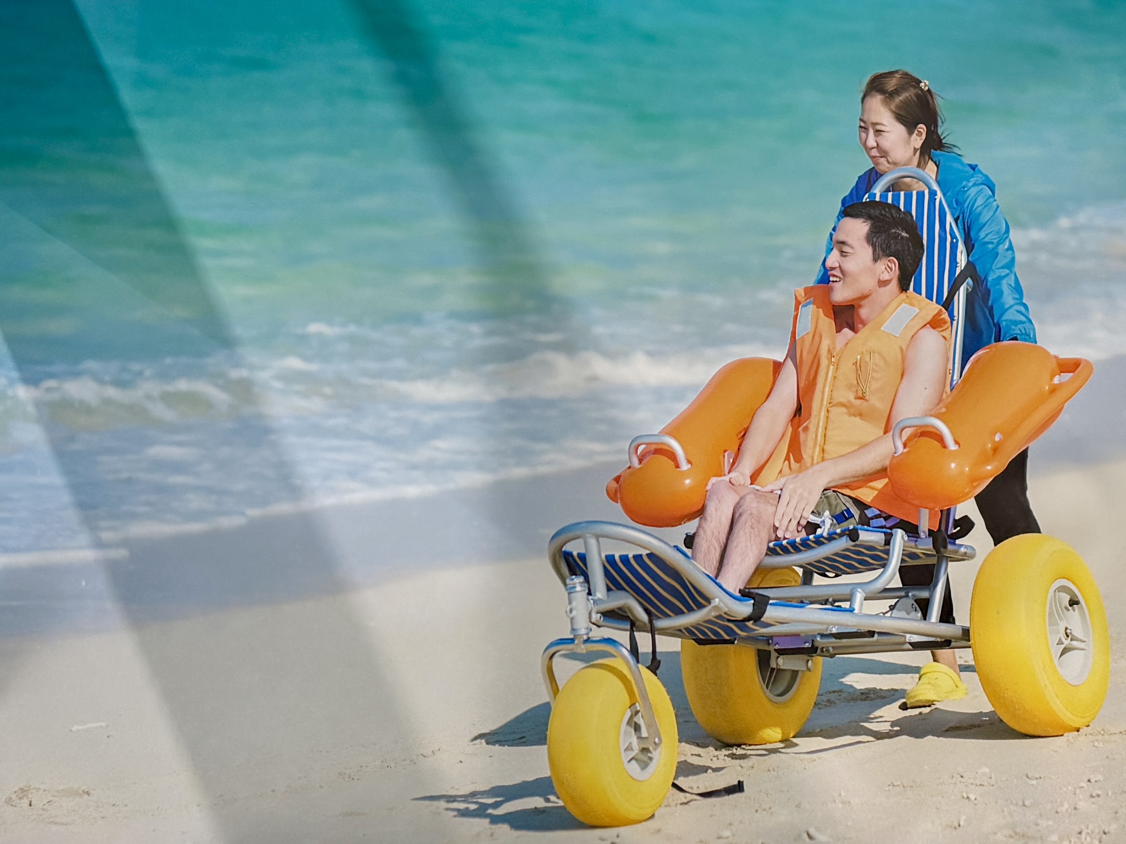 透過水中沙灘輪椅讓高齡者與身心障礙者得以真實親近海洋。(圖片攝影/李傳惠)(翻攝自沖繩無障礙旅遊門戶2025ITF台北國際旅展攤位)