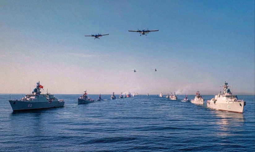 DHC-6 飛機與 Ka-28 直升機在金蘭灣海上閱兵艦隊上空飛行。圖：Quân chủng Hải quân