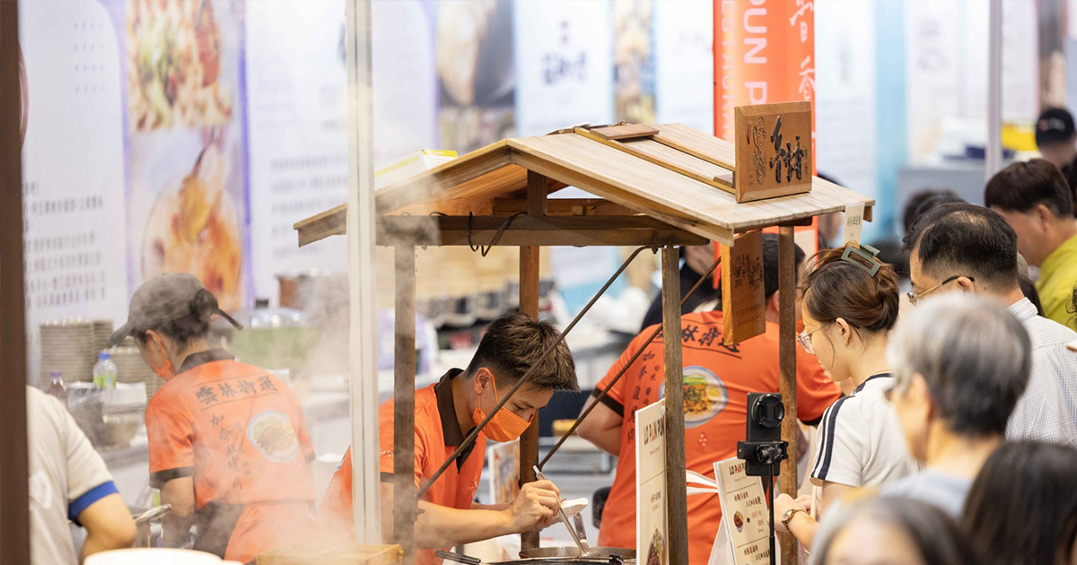 去年台灣美食展參展品牌現場製作特色料理吸引排隊人潮。（台灣觀光協會提供）