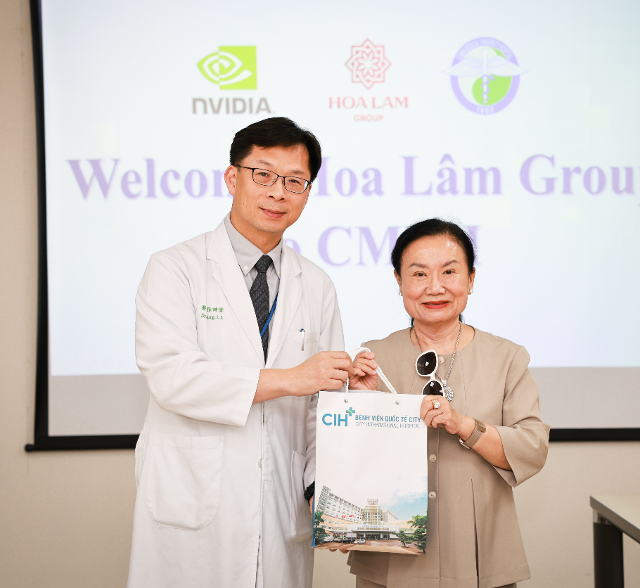 中國醫藥大學附設醫院人工智慧暨機器人創新中心(AIRIC)主任張詩聖與陳氏林(Trần Thị Lâm)。(攝/劉祐龍)