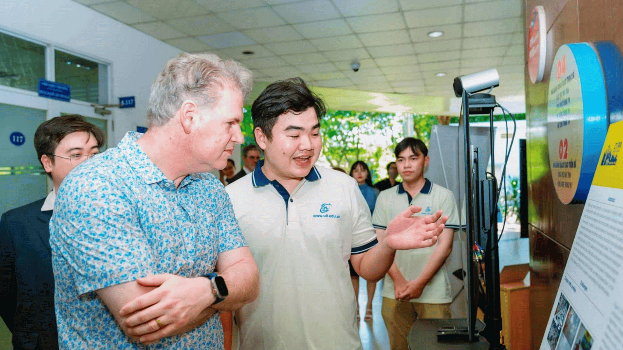 輝達設「黃仁勳獎學金」助越南培育AI人才