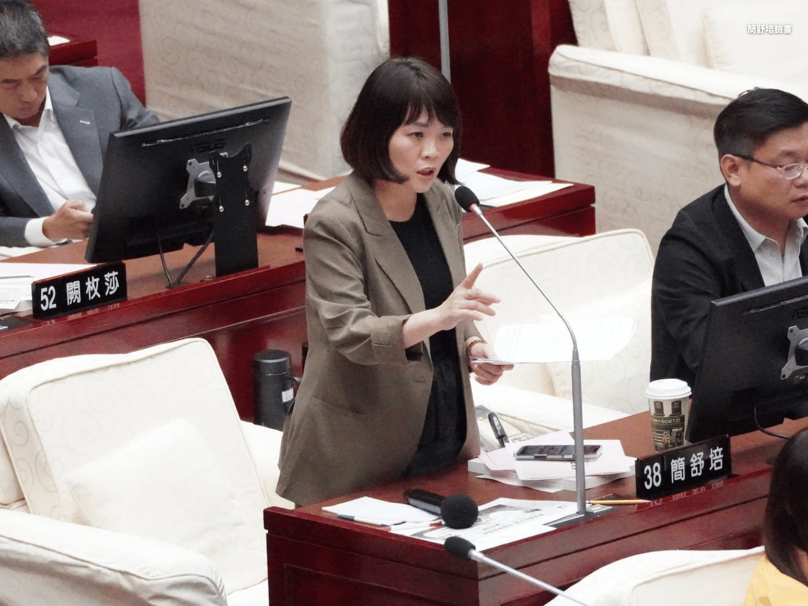 殷瑋稱3學生具外國籍 簡舒培轟洩漏個資
