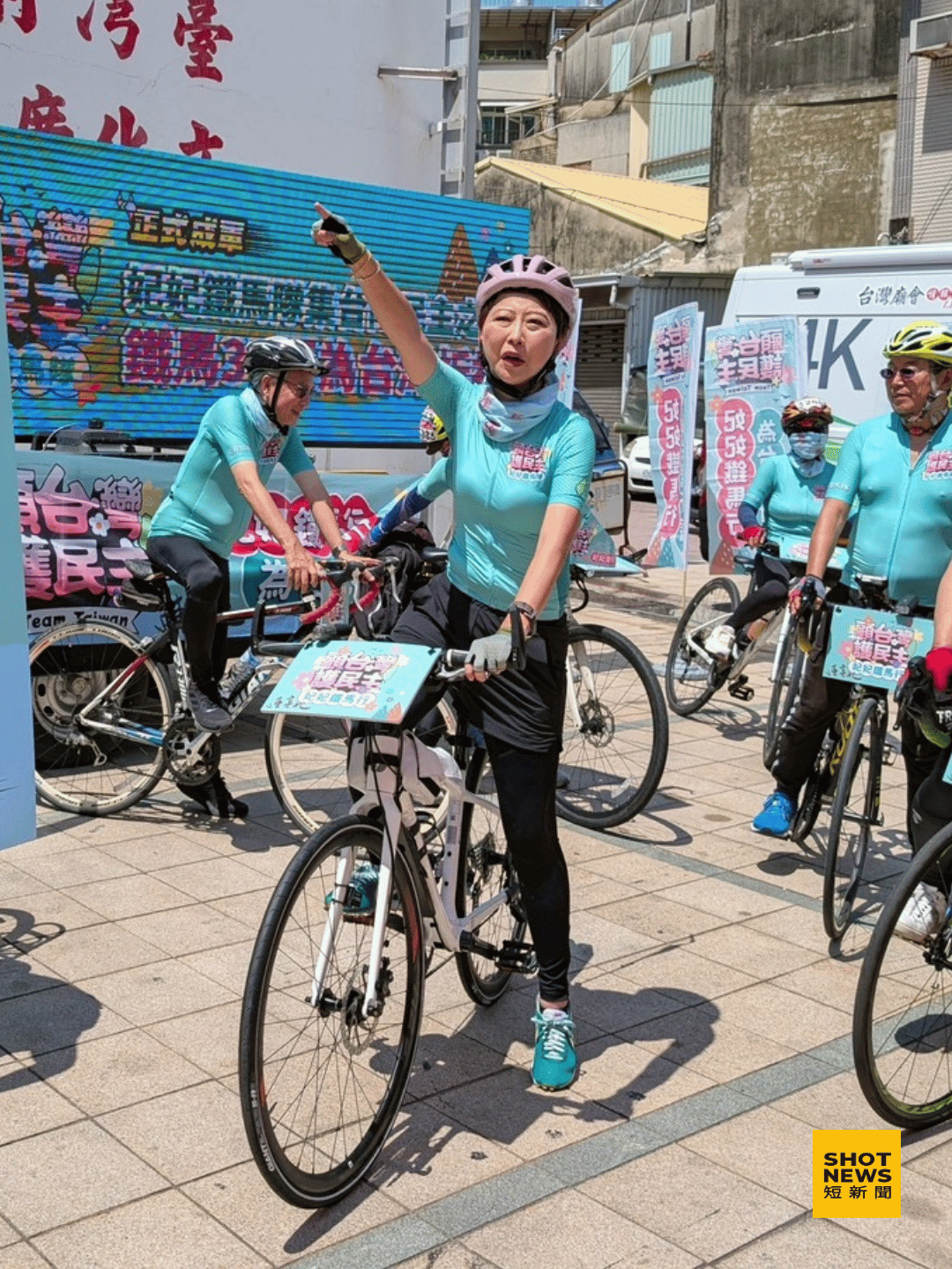 應援罷藍委 陳亭妃率鐵馬隊為民主集氣