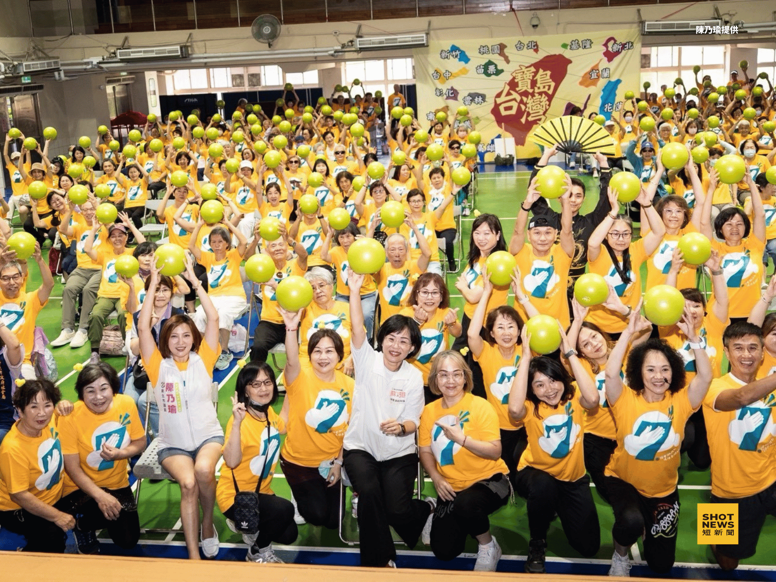 陳乃瑜、蘇巧慧一同出席新北市家的方向協會舉辦的「千揪萬歲動健康活動」。(陳乃瑜提供)