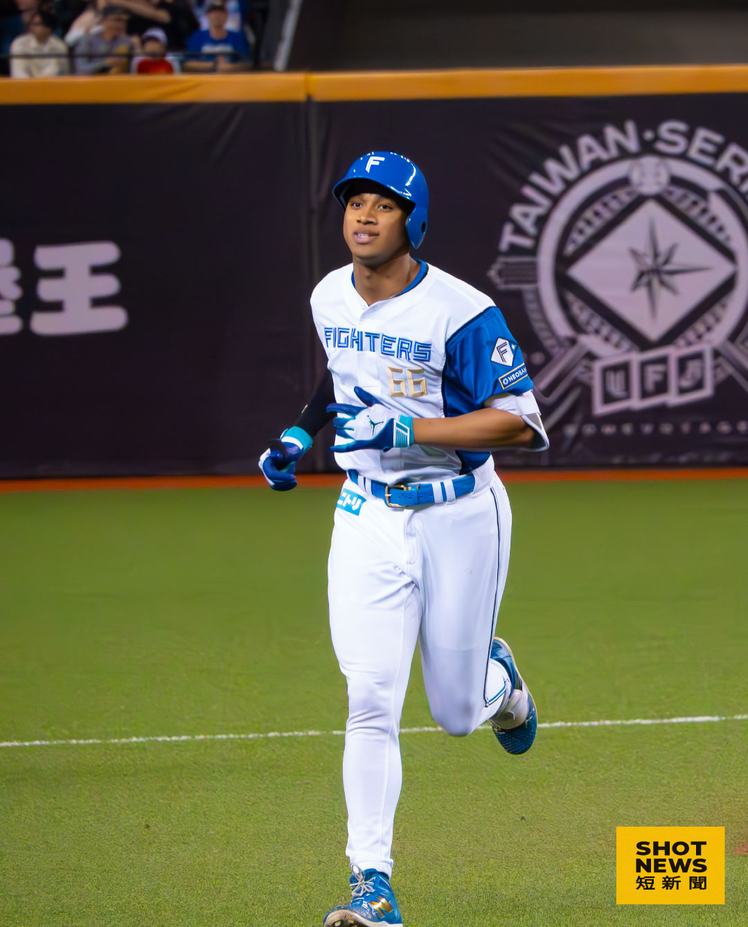 火腿強打萬波中正第4局敲出兩分砲，率火腿終場以3:0勝統一（圖：謝亦然攝影）