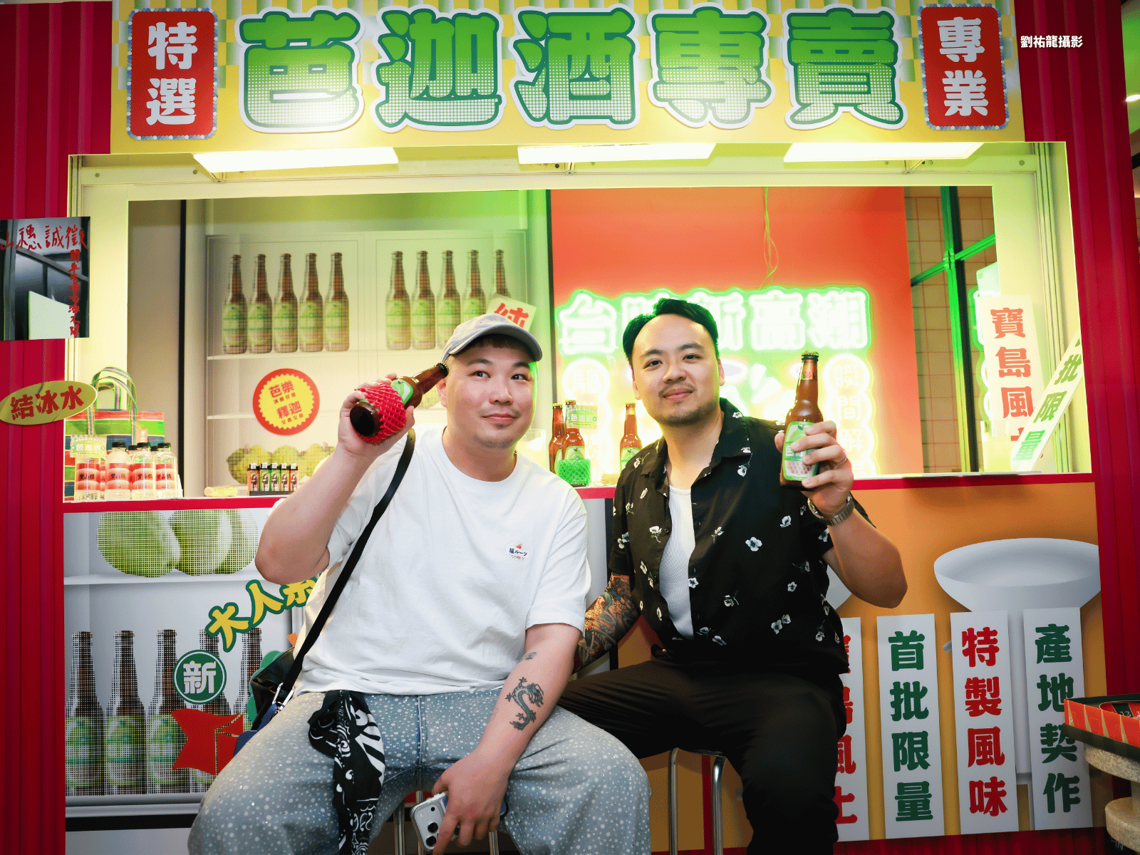 望山穗創辦人趙騁(右)說,這款「芭迦酒」氣泡酒,堅持選用台灣產地契作的芭樂與釋迦,並注入品牌經典的小米酒,讓今夏微醺多了新口味。(劉祐龍攝影)